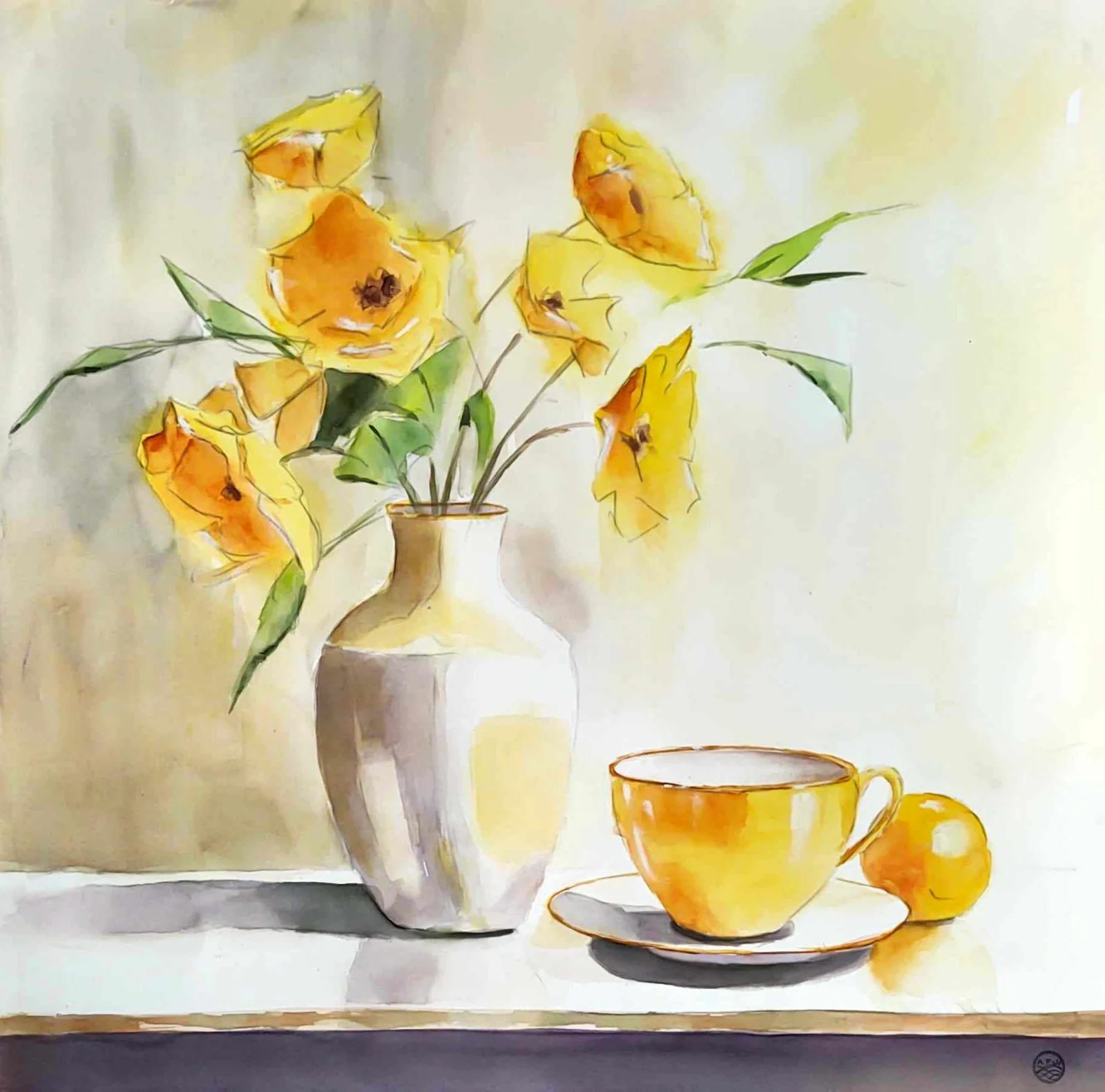 Gul kop og blomster på et lyst bord